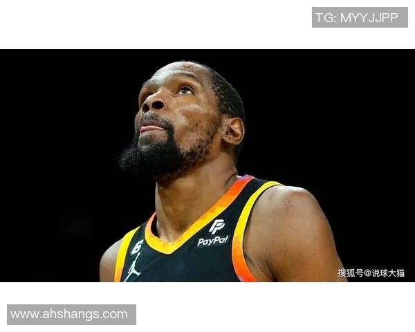 大胡子足球球星热血拼搏燃点绿茵激情逐梦新征程