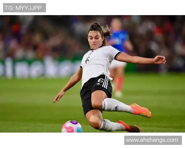 女足球星莉娜个人资料与赛场风采揭秘及精彩瞬间回顾