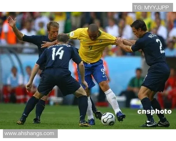 当今足坛现役巨星风采盘点揭示未退役球员的辉煌与未来 当今足坛现役巨星风采盘点揭示未退役球员的辉煌与未来