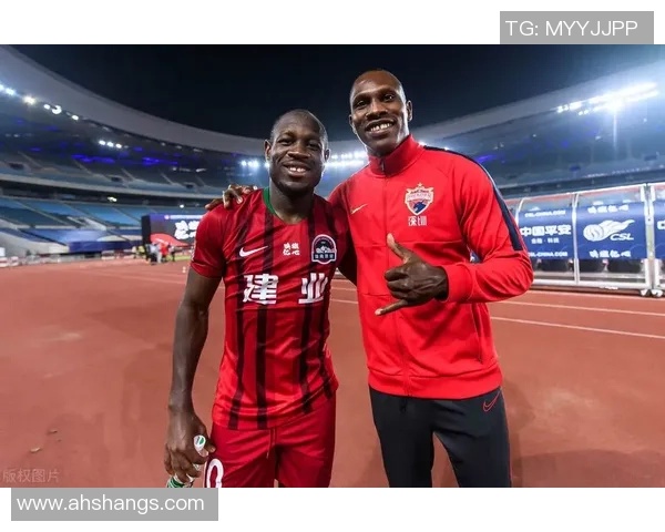 足球明星携父亲温情合影展现亲情时刻引发球迷热议